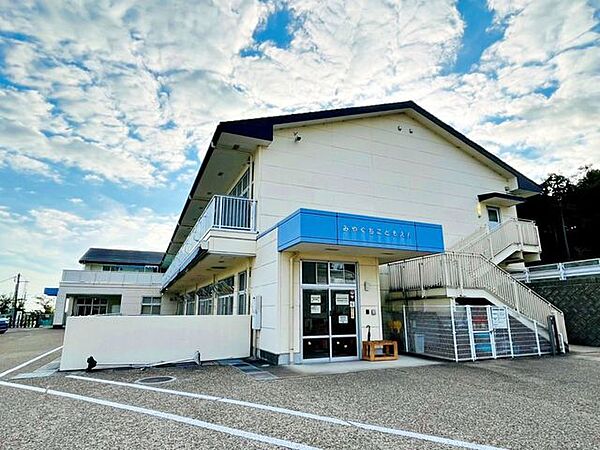 宮口こども園開所時間（7：30～18：00月～土）子育て支援センターが併設されています。（開庁 開館9：00～17：00月～金 ～正午 土）約20台収容可能な駐車場、遊び場の多い広い校庭のあるこど…
