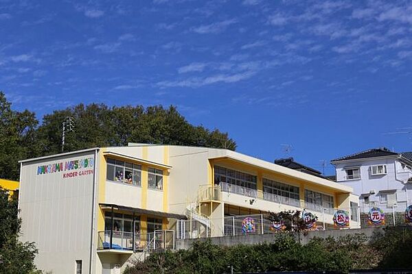 幼保連携型認定こども園中山松元幼稚園開所時間（7：30～19：00）早朝保育、延長保育あり。保育終了後に課外教室で「硬筆」「英語（ECC）」の授業を受けることができます。 2440m