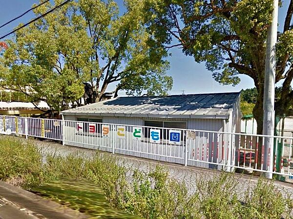トヨタこども園開所時間（平日8：30～15：00）園庭にはすべり台、複合型遊具などが完備され、水遊び場や動物を飼育するスペースも設けられています。 890m