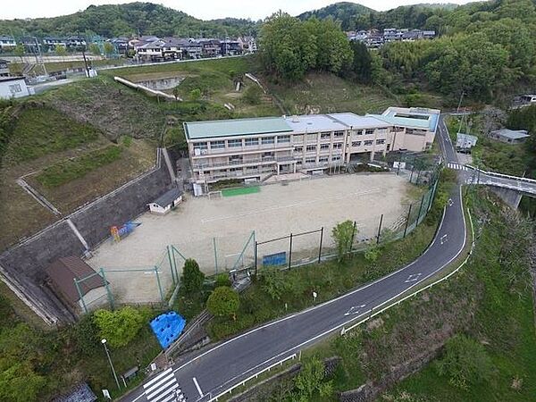 豊田市立幸海小学校特別支援学級あり。校区全体は緑に囲まれています。その環境を生かして全校児童でグリーンウォッチングを行い、自然と親しみ健康増進を促進しています。 1360m