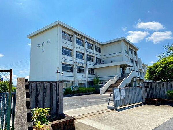 豊田市立衣丘小学校 705m