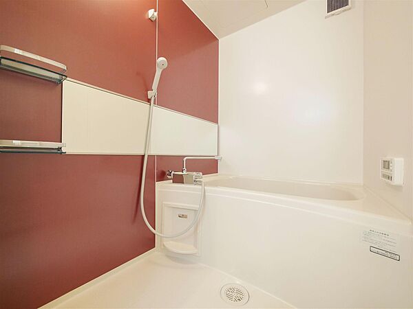 画像6:赤と長い鏡が高級感を演出☆追い焚き機能付きの浴室！