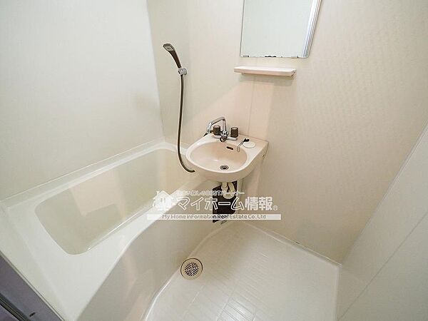 画像6:やはり浴室は白で清潔感もしっかり