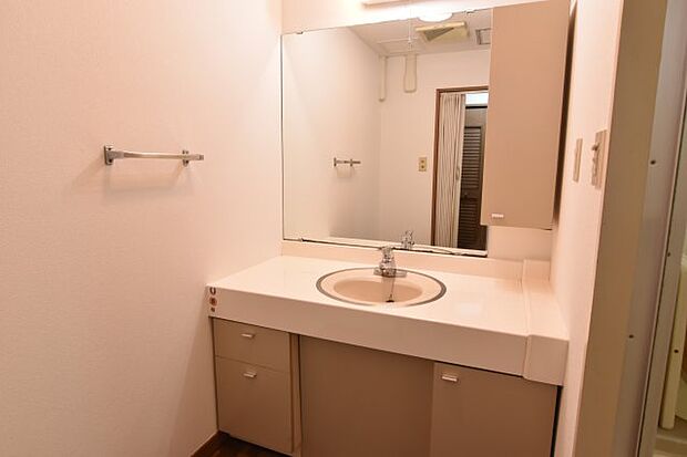 鏡が大きく洗面ボウルの両サイドに置場があり、実用性があります。（3LDK側）