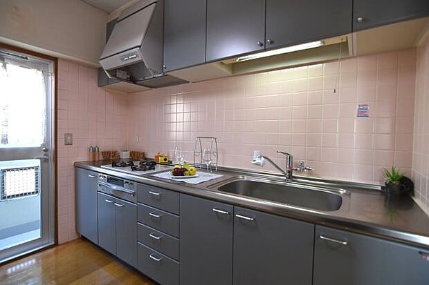 ワイドタイプのキッチンで調理台も広く、窓もあり換気もしやすいです。