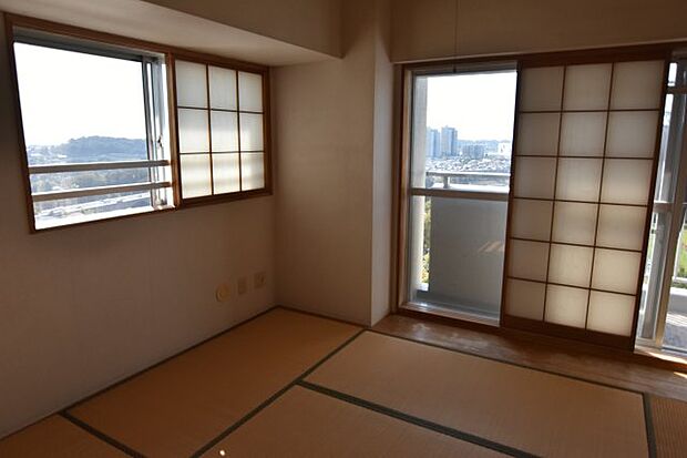 和室も二面に窓があり、明るく開放的です。