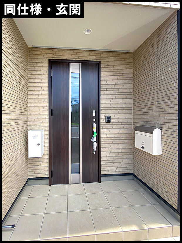 玄関には、電子錠で鍵の開け締めができる扉を採用しております。カラーモニター付きのインターホンが設置されており、留守の際には録画機能が備わっておりますので、誰が来たか確認が出来ます。