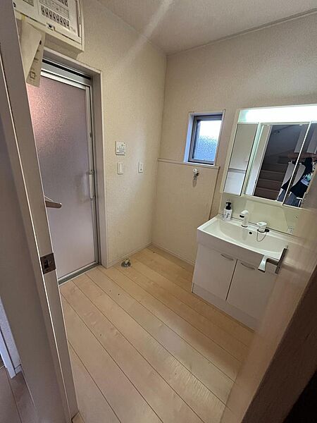 三面鏡付きのシャンプードレッサー。鏡の裏は収納になっており、洗面用品もすっきり片付きます。洗濯機置場も同じ室内にあるため、洗う・干す・しまうの家事動線がまとまっています