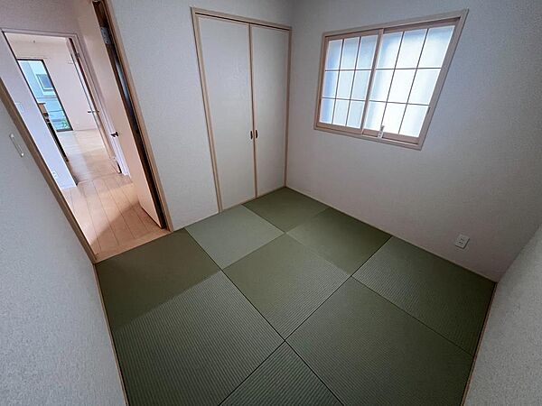 LDKに隣接する和室4.5帖。半帖サイズの琉球畳風でモダンな印象に仕上がっています。引き戸を開ければLDKと一体で広く使え、お子様の遊び場や来客時の客間としても活躍します