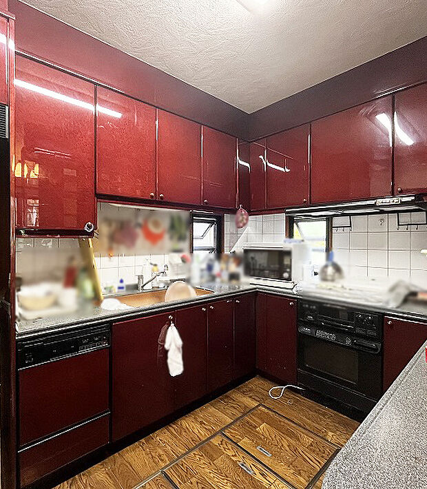 食洗器付、家事動線に優れたL字型キッチンです。便利な床下収納付きです。
