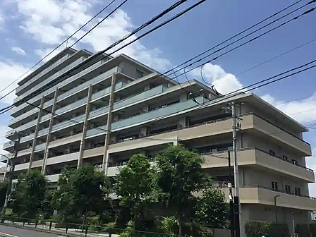 洗練されたデザインと豊かな緑に囲まれた住環境が魅力です。快適な生活空間を提供し、心地よい毎日を実現します。