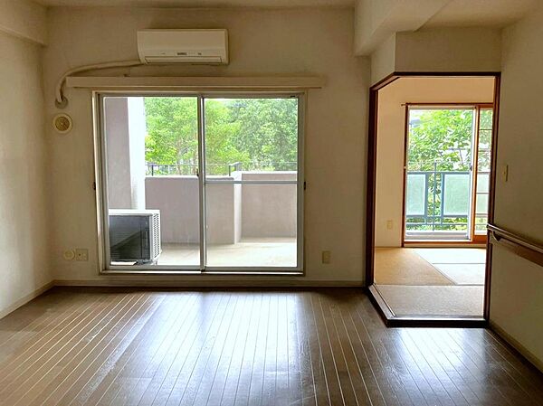 自然光が室内を明るく照らしてくれます。現地（2026年7月）撮影
