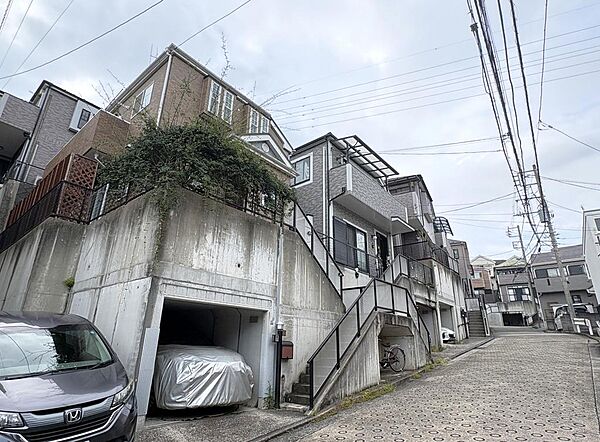 前面道路も整っており落ち着いて駐車できる設計。毎日のドライブがスムーズです。