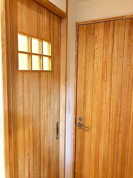 木の質感が美しく目を引く特徴的な室内ドア。細部までこだわりを感じられる、味わい深い空間デザインです。