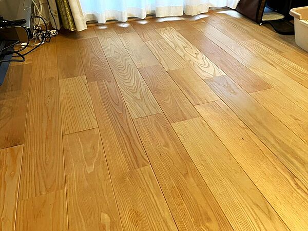 温もりある木の質感が心地よい上質なリビング空間。日当たり・通風ともに良好で爽やかに過ごせます。