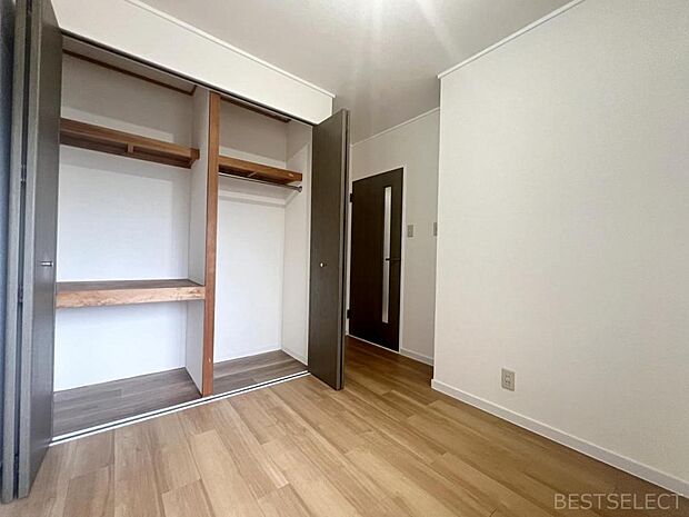 各居室に収納スペースが設けられ，生活スペースを広く利用できます：洋室約4.4帖