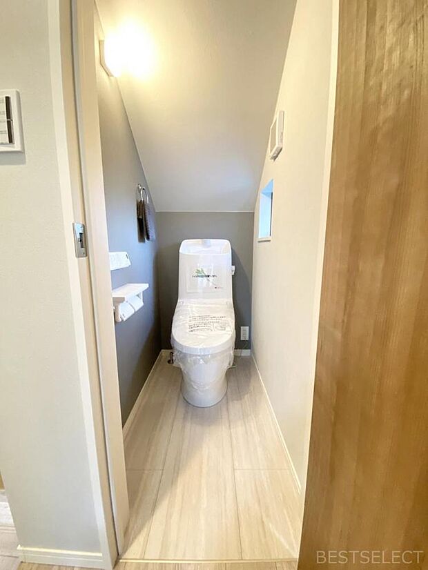 いつも快適・清潔な温水洗浄機能付トイレ。空気の入れ替えにも便利な小窓付。