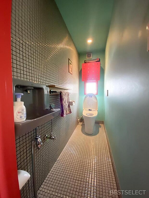 家族だけでなくお客様も利用をする3階のトイレはモザイクタイル張りのレトロな雰囲気。