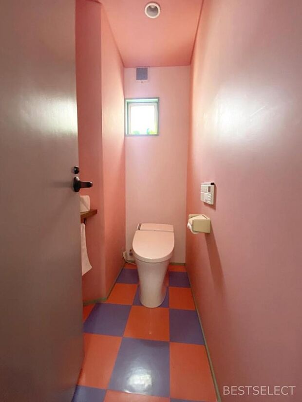 個性的な雰囲気の2階トイレはデザイン性が高く，お掃除もしやすいタンクレストイレ。