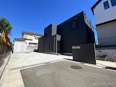 外観：約92坪の敷地に建つゆとりの永住邸。建物面積約48.1坪，メーターモジュールで設計されたゆったりとした住空間。