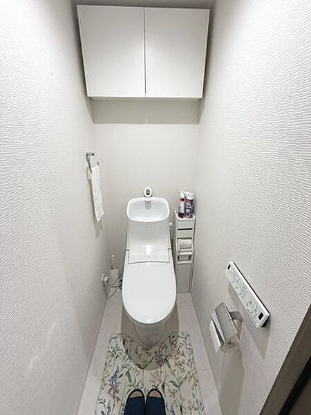 快適な温水洗浄機能付。トイレ周りで利用する小物の収納に嬉しい収納棚付。