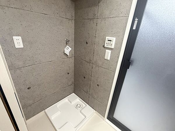 動線が良いリビングに隣接した洗面室。小さなお子様とのバスタイムやお洗濯などにも便利です。