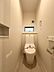トイレ：快適な温水洗浄機能付。トイレ周りで利用する小物の収納に嬉しいニッチ収納付。