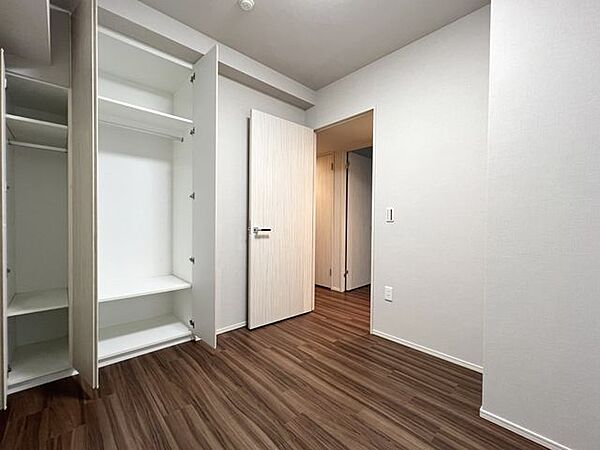 着丈の長いもの・短いもの，小物などをスッキリ収納ができるシステムクローゼット：洋室約約5.0帖