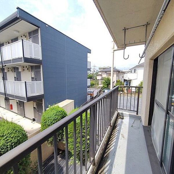南東向きに配置されたバルコニー。窓から差し込む光で自然と目覚められそうですね。