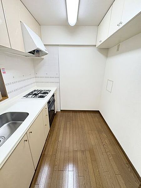 よく使う物はシンクの下に，保存容器やお鍋などの季節の食器は背中側に。使い分けができる収納スペースがたっぷりのキッチンです。