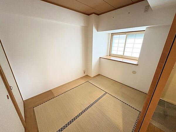 玄関側の洋室にも窓が設けられた風通しの良い快適空間：洋室約4.25帖