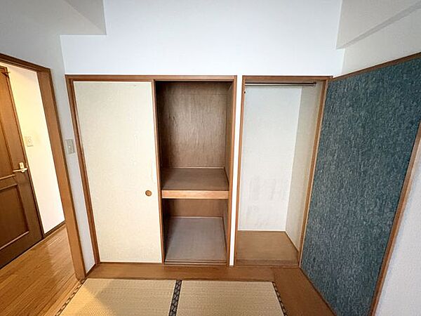 押入なら大きな荷物もまとめて収納。暮らしにゆとりが生まれます：洋室約4.25帖