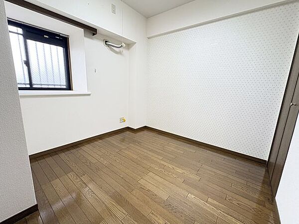 小さめの部屋だからこそ，落ち着いた集中環境をつくりやすく，学習や在宅ワークにもぴったり：洋室約4.15帖