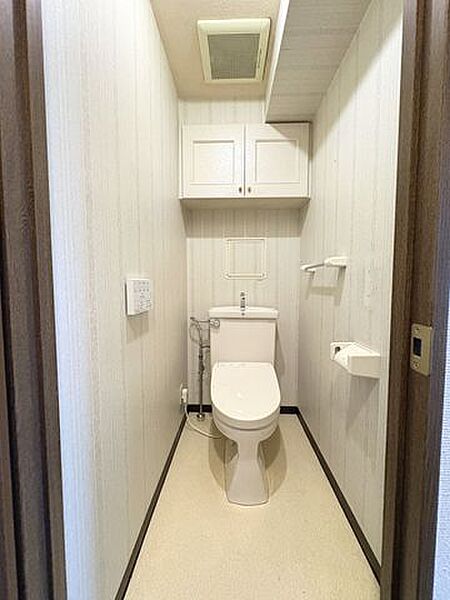 快適な温水洗浄機能付。トイレ周りで利用する小物の収納に嬉しい収納棚付。