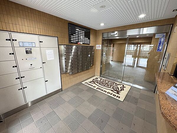 不在時や急な用事の際にも荷物の受取ができる宅配ボックス。