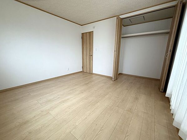 ほどよい広さの中に落ち着きとくつろぎを感じられる空間です。ベッドを置いてもゆとりが生まれ，動線がすっきりと整う為，毎日の身支度も心地よく行えます：洋室8.0帖