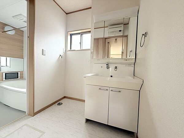 動線が良いリビングに隣接した洗面室。小さなお子様とのバスタイムやお洗濯などにも便利です。