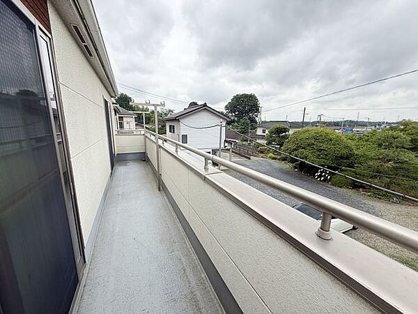 南東向きに配置されたバルコニー。窓から差し込む光で自然と目覚められそうですね。