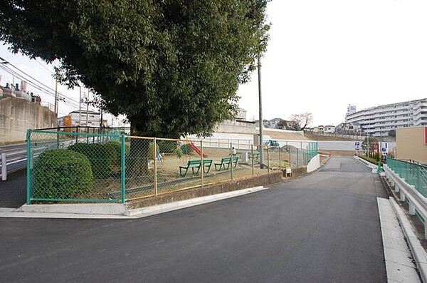 岡児童遊園地 （徒歩6分） 410m