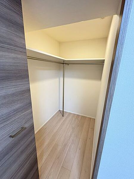 収納力が嬉しいウォークインクローゼット。分かりやすく使いたいアイテムがパッと手に取れるのも便利ですね：洋室約6.0帖