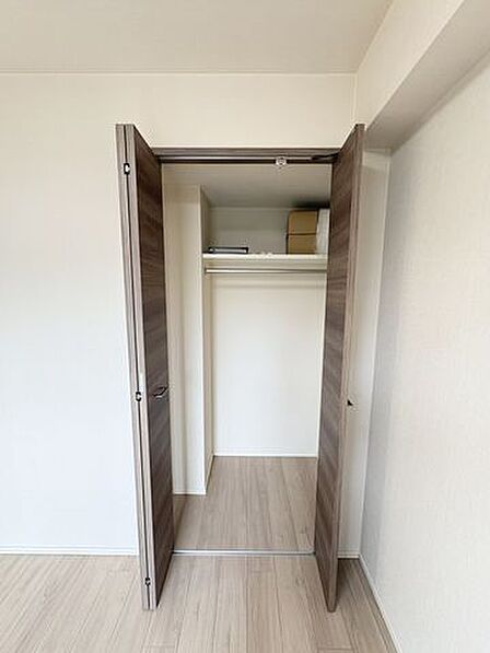 各居室に収納スペースが設けられ，生活スペースを広く利用できます：洋室約5.3帖