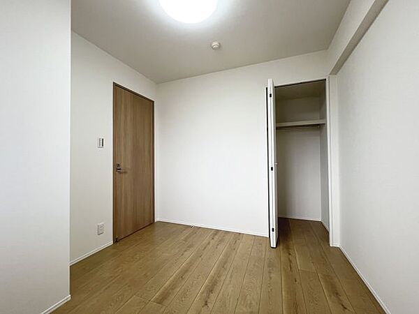 小さめの部屋だからこそ，落ち着いた集中環境をつくりやすく，学習や在宅ワークにもぴったり：洋室約4.7帖