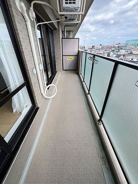 南西向きの為，陽の当たる時間が長く暖か住空間。
