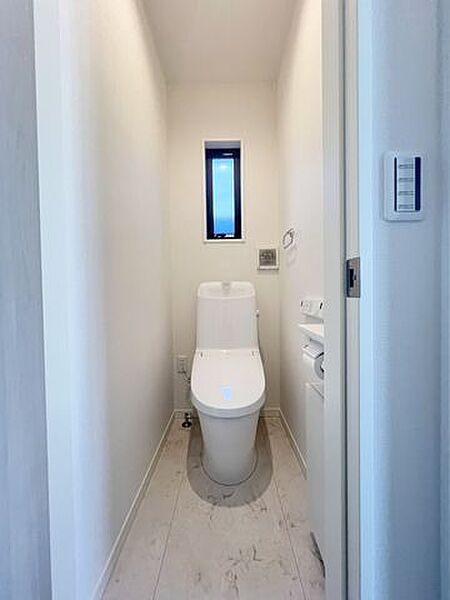 快適な温水洗浄機能付。トイレ周りで利用する小物の収納に嬉しい収納棚付。