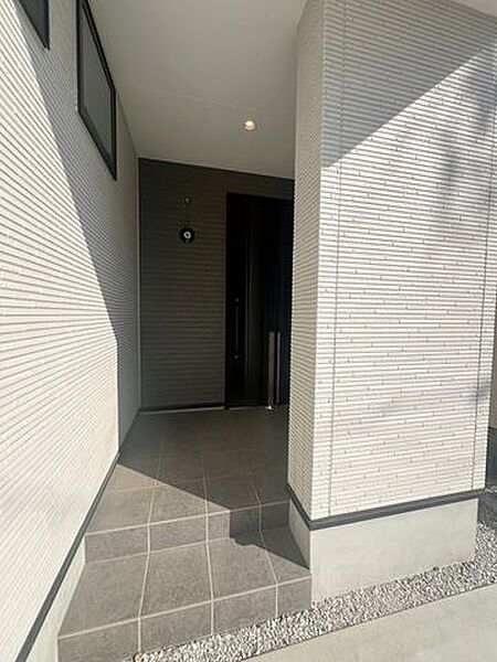 雨の日でも屋根のある玄関ポーチがそっと守ってくれる，帰る瞬間がふんわり心地よくなりそうですね。