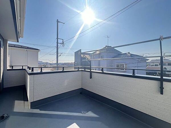 太陽のやわらかな陽射しが差し込むたびに，部屋の空気がふんわりと明るくなります。
