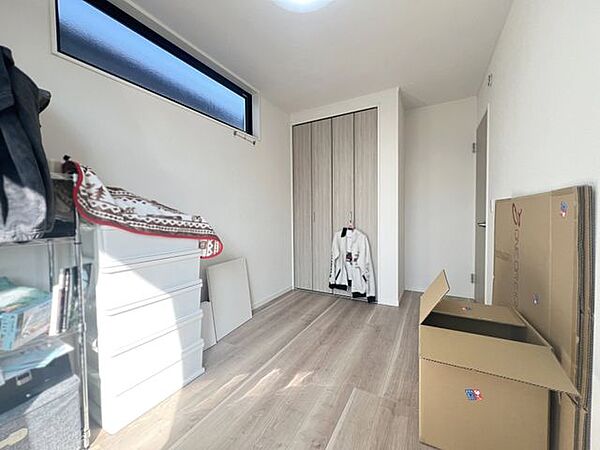 段差を最小限に抑えたフラット仕様で安心してお部屋の移動ができます：洋室約5.1帖