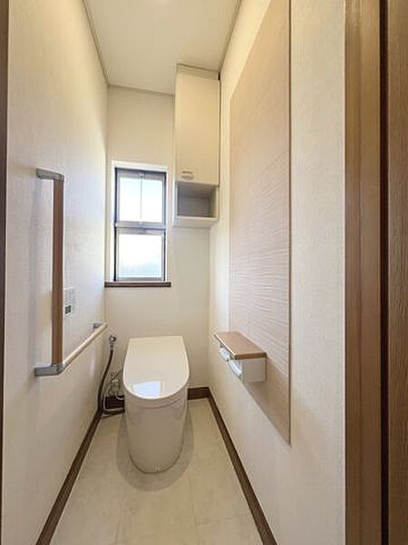 快適な温水洗浄機能付。トイレ周りで利用する小物の収納に嬉しい収納キャビネット付。