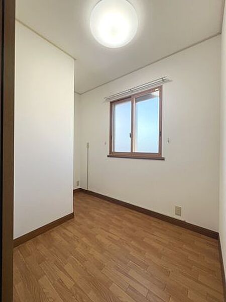 小さめの部屋だからこそ，落ち着いた集中環境をつくりやすく，学習や在宅ワークにもぴったり：納戸2.5帖