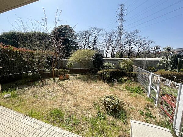 お子様の水遊びや，季節の花を植える楽しみなど，専用庭付ならではのほのぼのした時間が生まれます。